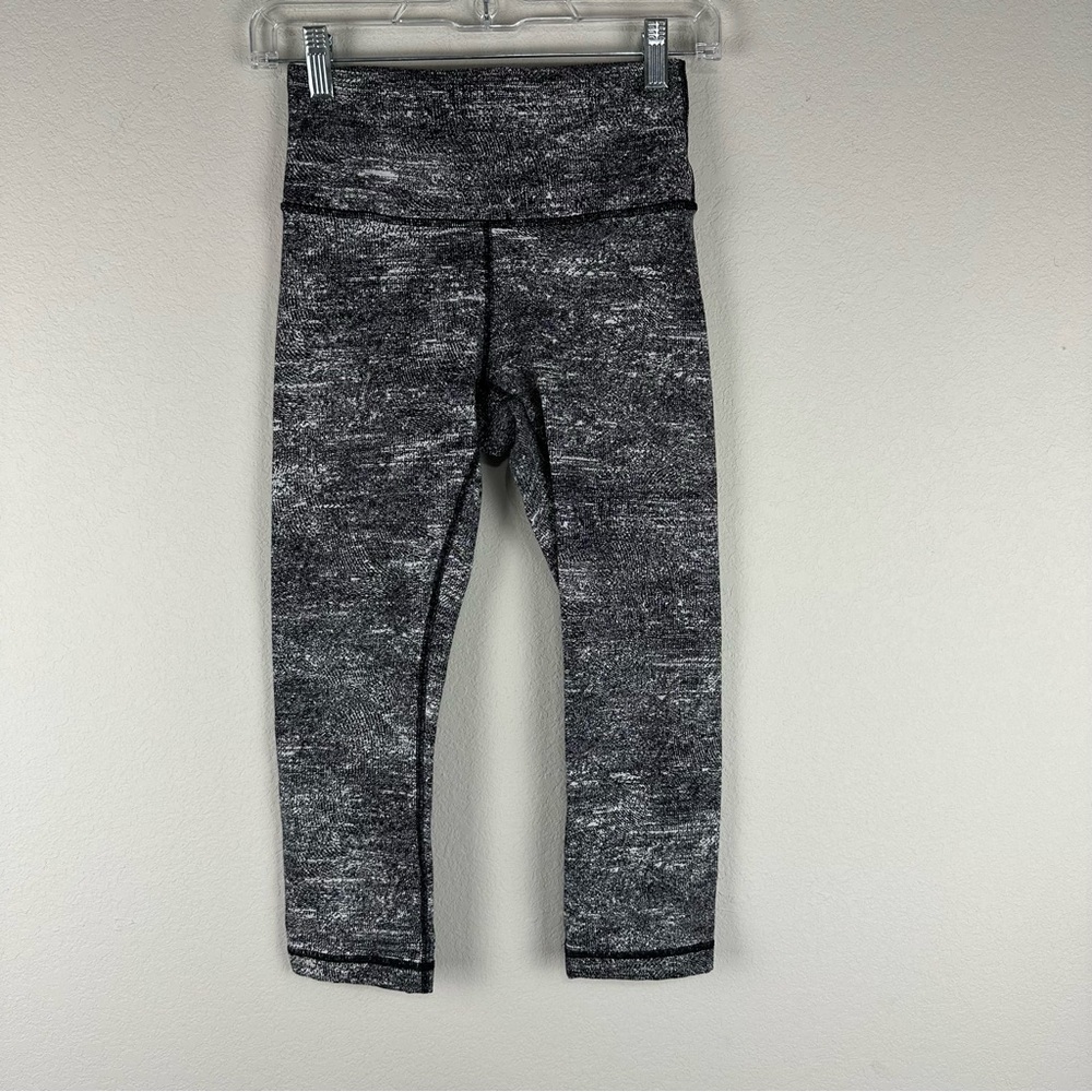 Lululemon Black White Rush Jacquard Wunder Under Crop Athleisure Leggings Size 6